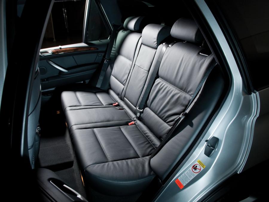 BMW X5 4.6is 2002 года  (фото 12 из 16)